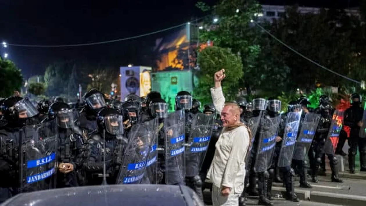 Surpriză: ce s-a întâmplat cu bărbatul în alb care a coordonat jandarmii la protestul din 10 august