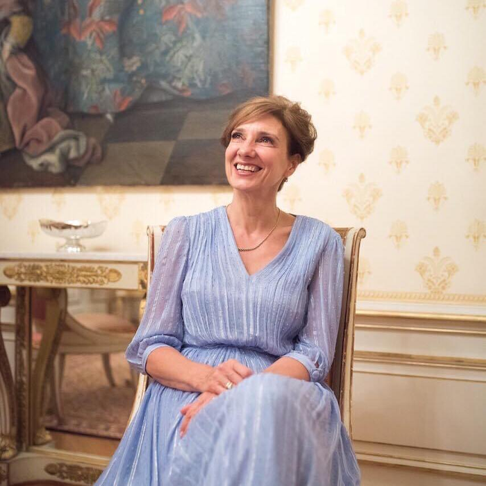 Carmen Iohannis, surprinsă într-o pădure din Sibiu. Mulţi nu şi-au dat seama că este chiar ea. FOTO
