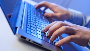 Un tânăr din Iași înșelat de iubită, condamnat la 11 luni de închisoare, după ce a intrat pe facebook-ul ei și a văzut pozele intime trimise altui bărbat!