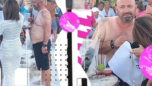 Celebrul chef a “atacat” o șatenă pe plajă. A pipăit-o, i-a cotrobăit prin geantă și…
