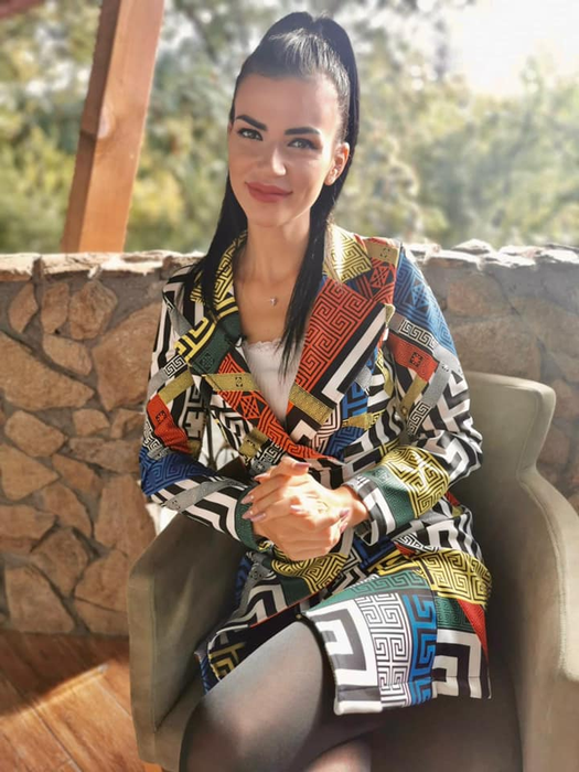 Lavinia a divorțat în secret, la notar, după ce s-a tunat din cap până-n picioare