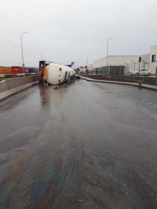 Șoferul unei cisterne pline cu motorină s-a răsturnat în Prahova și a distrus 2 TIR-uri parcate