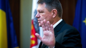 De ce si-a aruncat Iohannis paltonul pe aeroportul din Paris! Ce l-a scos din sarite pe presedinte!
