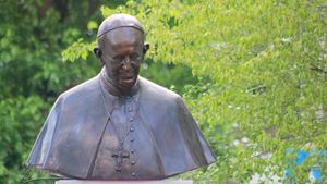 AMPT despre pubelele amplasate lângă bustul lui Papa Francisc: „A fost o simplă eroare umană”