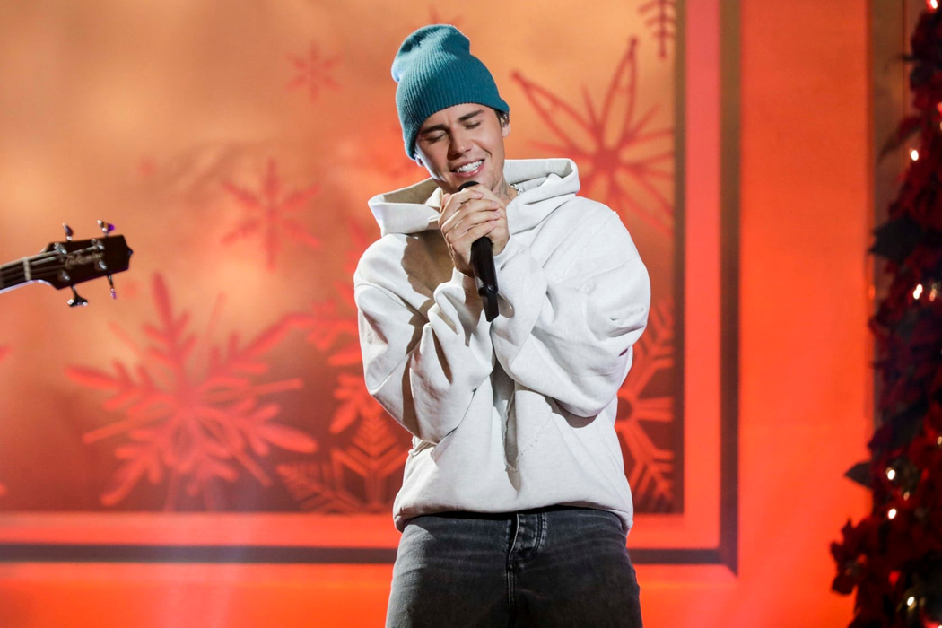 Justin Bieber suferă din cauza problemelor de sănătate (Foto: Facebook)