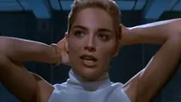 Dezvăluiri uluitoare despre cea mai cunoscută scenă erotică din anii 90. Sharon Stone: „Am fost păcălită să renunț la lenjeria intimă în Basic Instinct”. VIDEO