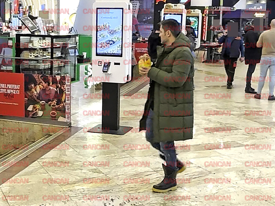 Și-a făcut poze cu trecătorii / (Sursa: CANCAN.RO)