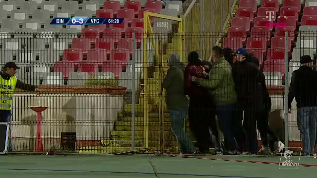 Momentul când fanii vor să intre pe teren, în minutul 62 al meciului Dinamo - Viitorul, scor 0-4