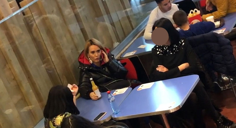 Lipsită de fițe, Andreea Esca a luat prânzul la ”cantina” din mall cu două prietene