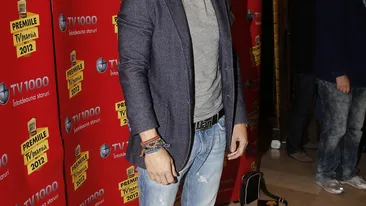 Nu e vedeta si pentru taximetristi! Scene hilare cu Dani Otil, la colt de strada. A facut autostopul, dar nimeni nu a oprit!