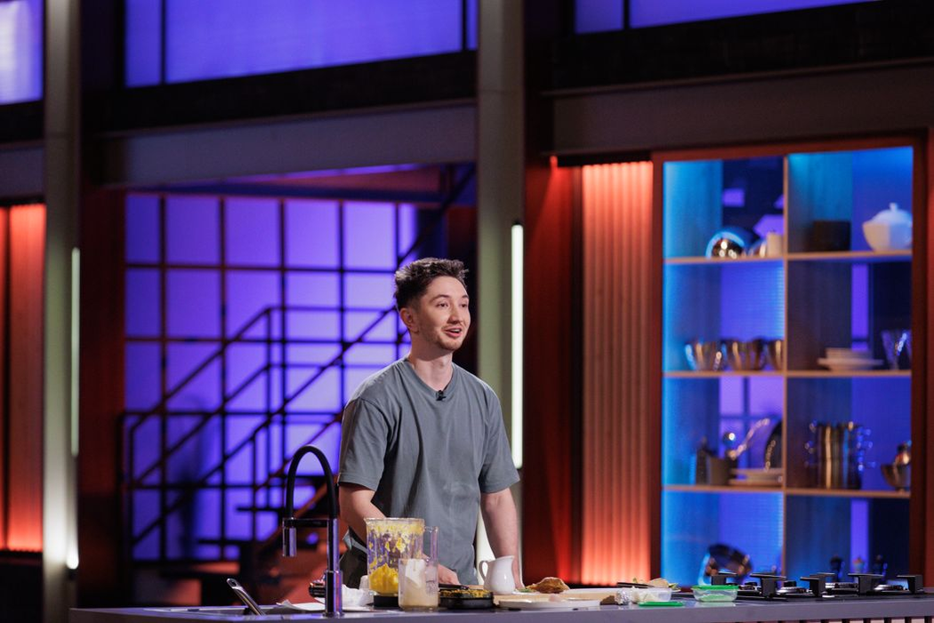 El este Cristian Ușurelul, programatorul care a luat primul şorţ de aur la MasterChef. Foto: Pro TV