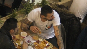 Un super campion din Romania a fost prins in OFFSIDE! Mananca JUNK FOOD cu o tona de maioneza! Vezi cine e