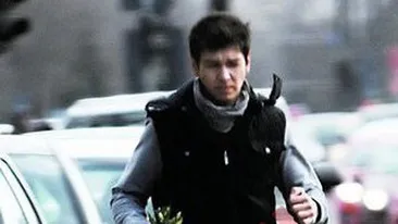 Iubitul Elenei Gheorghe se grabeste sa ofere flori altei femei