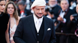 John Travolta, de nerecunoscut la Cannes 2026. Noul look al artistului a făcut valuri pe internet
