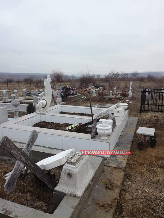 Descoperire halucinantă într-un cimitir din Vaslui. Sătenii sunt îngroziți
