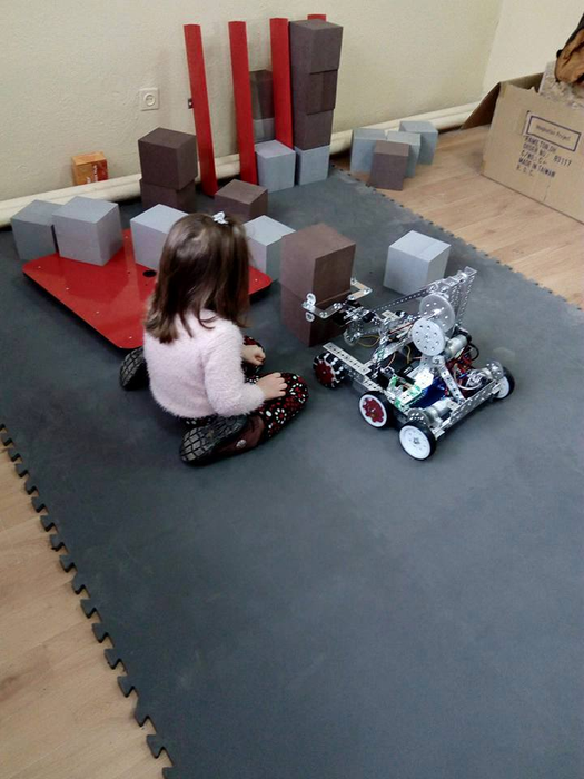 Robotul poate apuca și aranja diverse obiecte