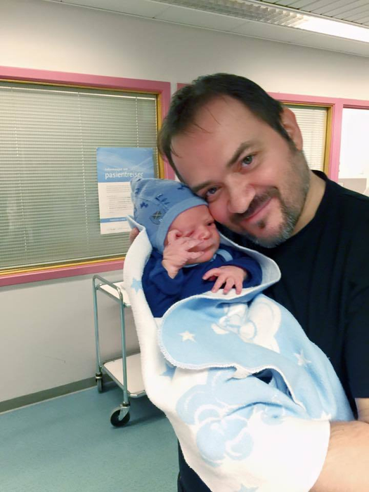 Un cântăreţ celebru de la noi a devenit din nou tătic! Imagini în premieră cu bebeluşul!
