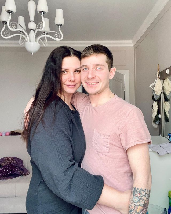 Influencerița care s-a căsătorit cu fiul ei vitreg așteaptă un copil: „Ne veți judeca”