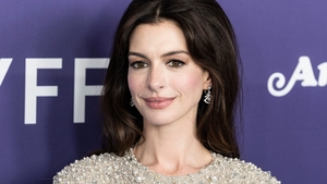 Durerea din spatele zâmbetului perfect al actriței Anne Hathaway. Vedeta de la Hollywood a pierdut o sarcină în timp ce juca rolul unei gravide. „Trebuia să nasc pe scenă în fiecare seară”