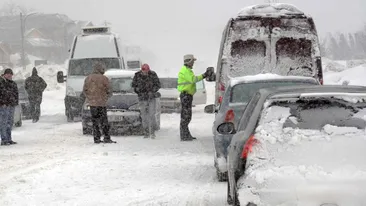 Iarna le face probleme soferilor! Un autocar s-a rasturnat in Suceava din cauza poleiului