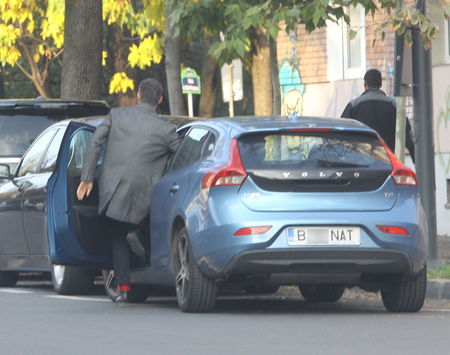 Fostul soţ al ştiristei se afişează acum în oraş cu maşina ei, dând de bănuit că ar fi făcut partajul cu aceasta la fel de discret precum a fost divorţul celor doi