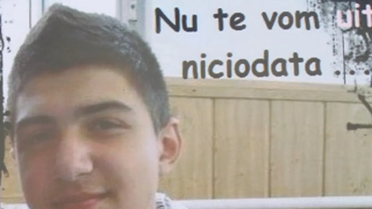 Andrei, elevul din Ferentari injunghiat in inima, a fost inmormantat de tot cartierul! Un singur prieten a lipsit: tocmai cel pentru care a murit! Afla de ce!