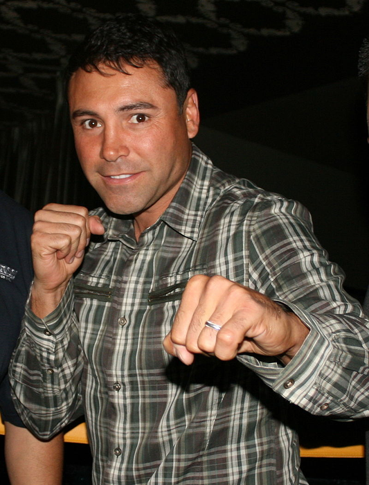 Compania lui Oscar de la Hoya se obligă să-i organizeze lui Mihai Nistor mai multe lupte pe an, cu bursă de meci