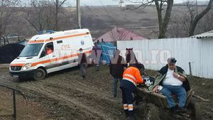Situaţie revoltătoare la Vaslui! Bolnavii sunt aduşi la spital cu căruţa