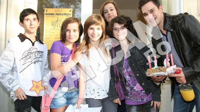 CANCAN a aflat cadoul surpriza pe care l-a primit Criss Ciobanasu, de ziua ei! Un grup de fani a venit pe platourile de filmare de la "Pariu cu viata" pentru a-i ura “La multi ani”! Vezi aici cum a decurs intalnirea