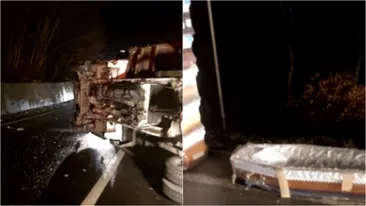 Coșciuge împrăștiate pe DN13, după ce un camion s-a răsturnat