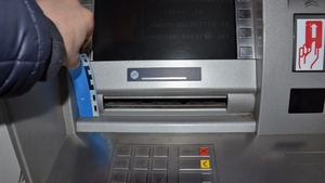 Atenție! Polițiștii au descoperit o nouă metodă prin care escrocii îți pot goli cardul. Se numește ”bucla libaneză”!