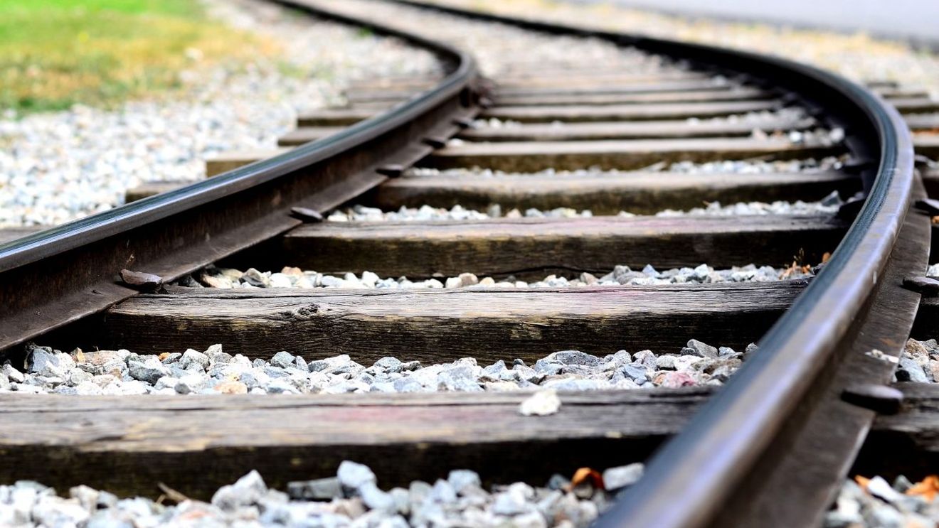 Accident teribil în Maramureș. Un tânăr de 20 de ani a încercat să se sinucidă, oprind mașina în fața unui tren. Tocmai ce pierduse la păcănele