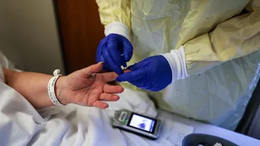 O femeie din România, infectată cu noua tulpină de COVID-19! Nu a trecut granițele țării