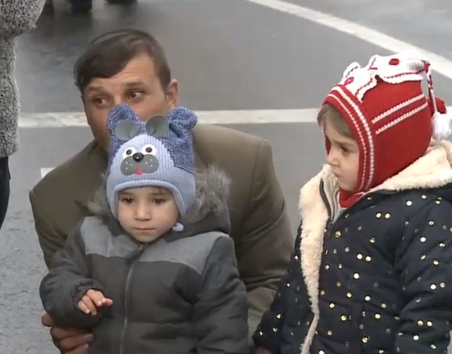 Copilul salvat din puţ după 11 ore, prezent la parada de Ziua Naţională! Reuniune emoţionantă cu salvatorii săi