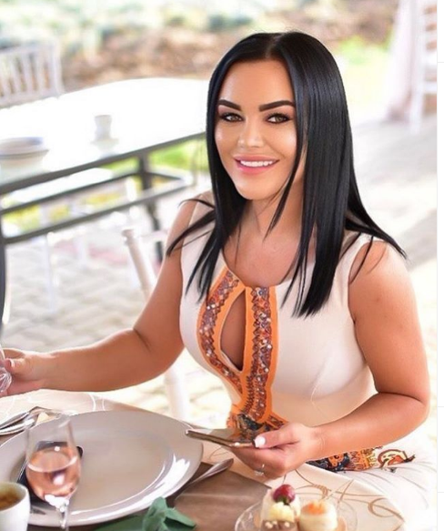 Momentul când Carmen de la Sălciua se tăvălește de râs, după scandalul cu Bianca Drăgușanu: ”Dimineața, la prânz și seara!”