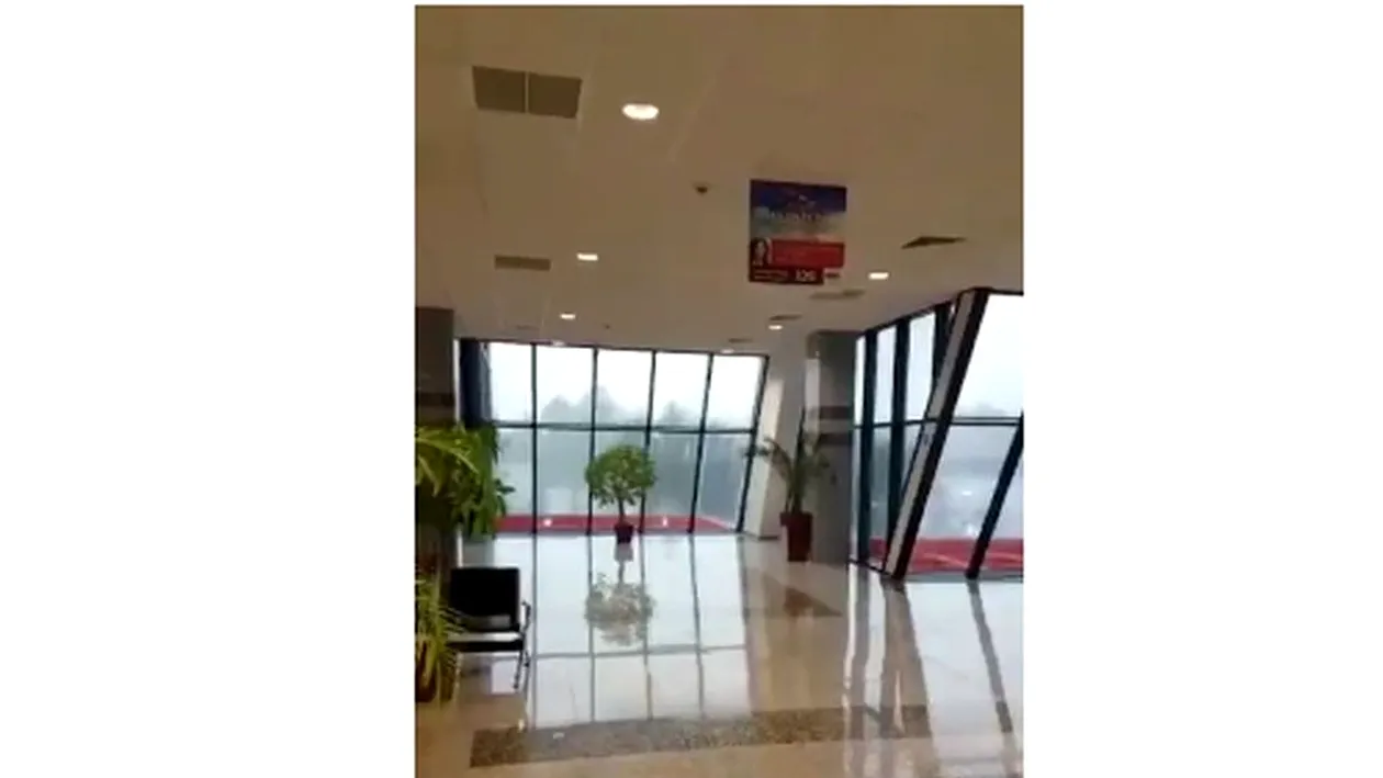 Plouă prin tavanul aeroportului din Craiova! Imagini surprinse de un pasager