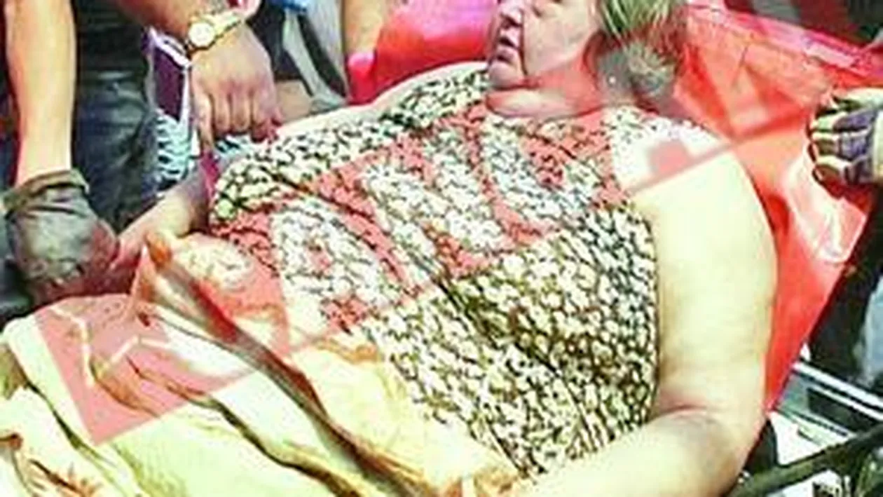 17 pompieri mobilizati sa scoata din casa o femeie de 250 de kg