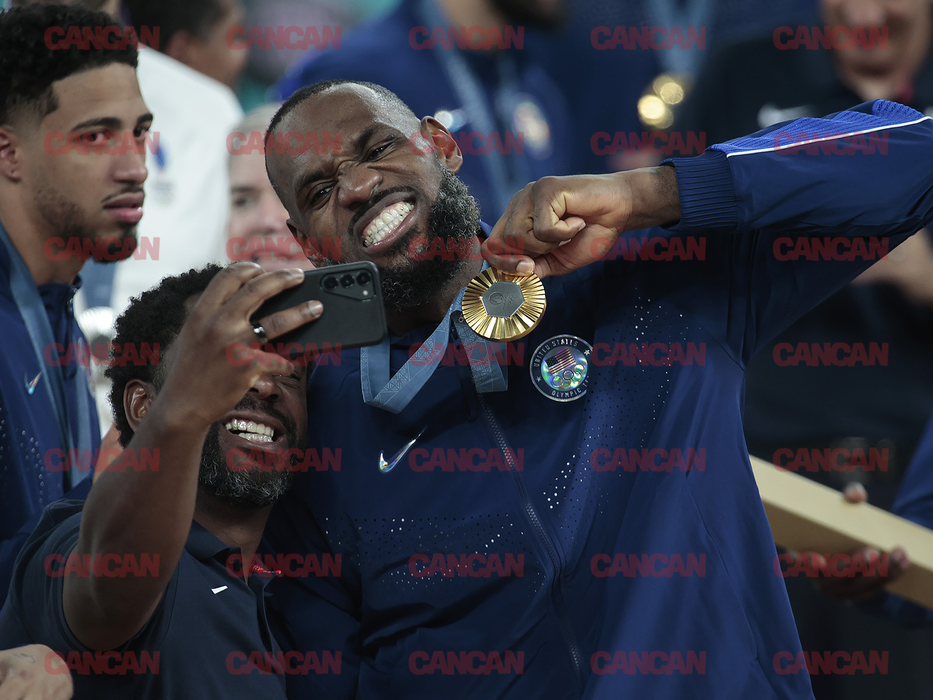 SUA, campioană olimpică la baschet a 5-a oară consecutiv! Vedetele s-au înghesuit să prindă un loc în tribune la marele meci FOTO