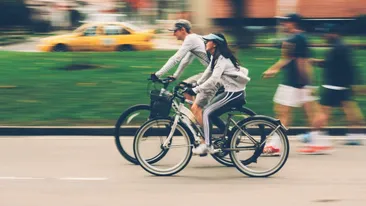 Despăgubire uriașă pentru un biciclist care s-a accidentat grav din cauza unei gropi nesemnalizate. Câți bani trebuie să-i dea Administrația Străzilor din București