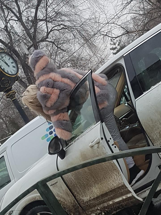 Imagini fabuloase. Cum șterge Loredana Chivu parbirzul mașinii, când se află în trafic. Norocul ei a fost că…