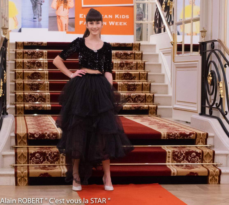 Raisandra a strălucit pe catwalk-ul de la Paris în creațiile unor designeri români! Imagini de colecție cu talentata cântăreață