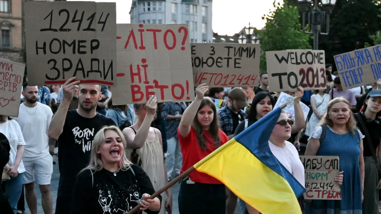 De ce au protestat ucrainenii împotriva lui Volodimir Zelenski. Măsura luată de parlament care ar putea afecta țara grav