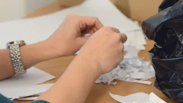 O angajata din Romania a fost UMILITA de sefi! Au transformat-o in TOCATORUL uman de hartie!