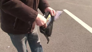 Un student de 22 de ani a gasit o boseta cu 9000 de euro! Gestul sau i-a impresionat pe politisti!