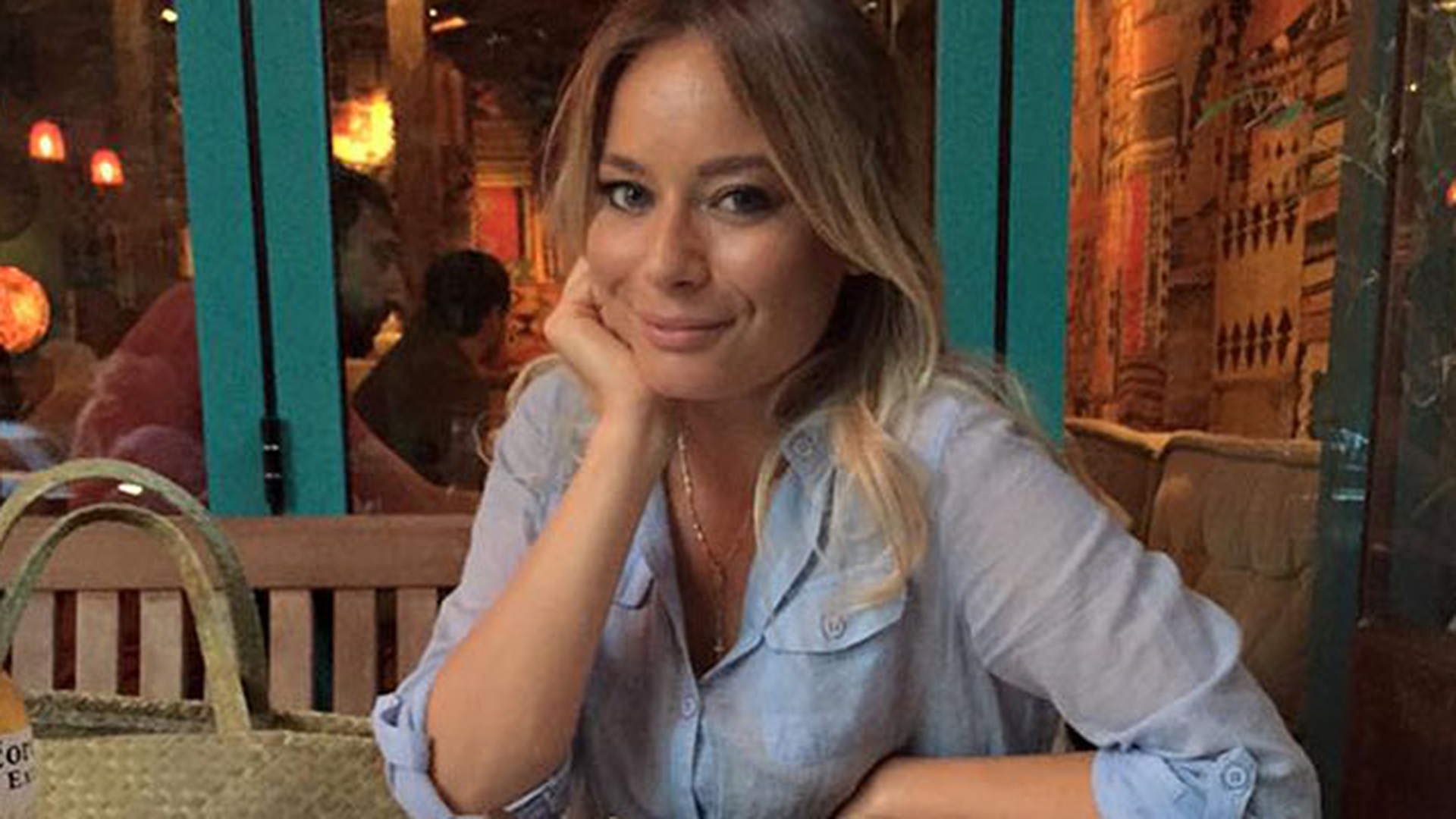 Laura Cosoi a ajuns la rubrica "Prost imbracate"! A fost prinsa, din nou, pe picior gresit!