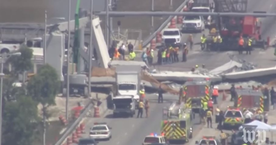 O pasarelă abia construită s-a prăbușit peste o autostradă, în S.U.A! Cel puțin patru morți