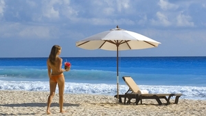 Astăzi a fost ziua ciudăţeniilor pe litoral! După femeia cu poşeta în mare, acum a apărut "diva" topless cu cizme de iarnă! Imagini de tot râsul!