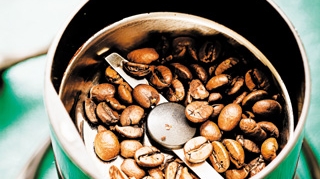 Cafeaua noastra cea de toate zilele! Care sunt efectele pozitive si negative ale cafeinei asupra organismului