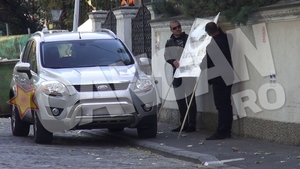 Dinu Vama, urmarit prin oras de manifestanti ... cu pancarte: "Da-ne banii, nu te mai ascunde! Nu ti-e rusine de copiii tai?"