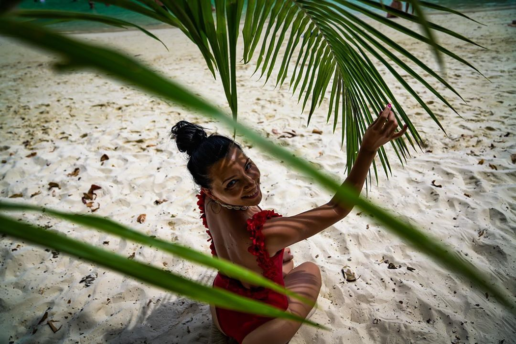 Imaginile pe care le așteptau toți fanii Pro TV! Corina Caragea, fotografiată în bikini minusculi pe o plajă din Hong Island, Thailanda